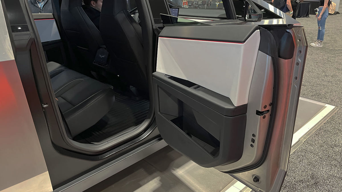 Tesla Cybertruck finalmente obtém recurso que impede a abertura de portas para o trânsito