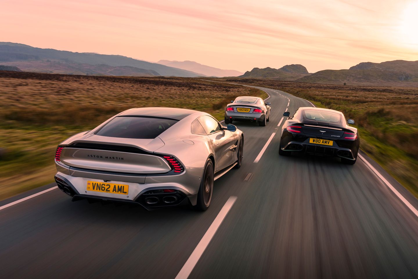 Aston comemora 25 anos do Vanquish com motor V12