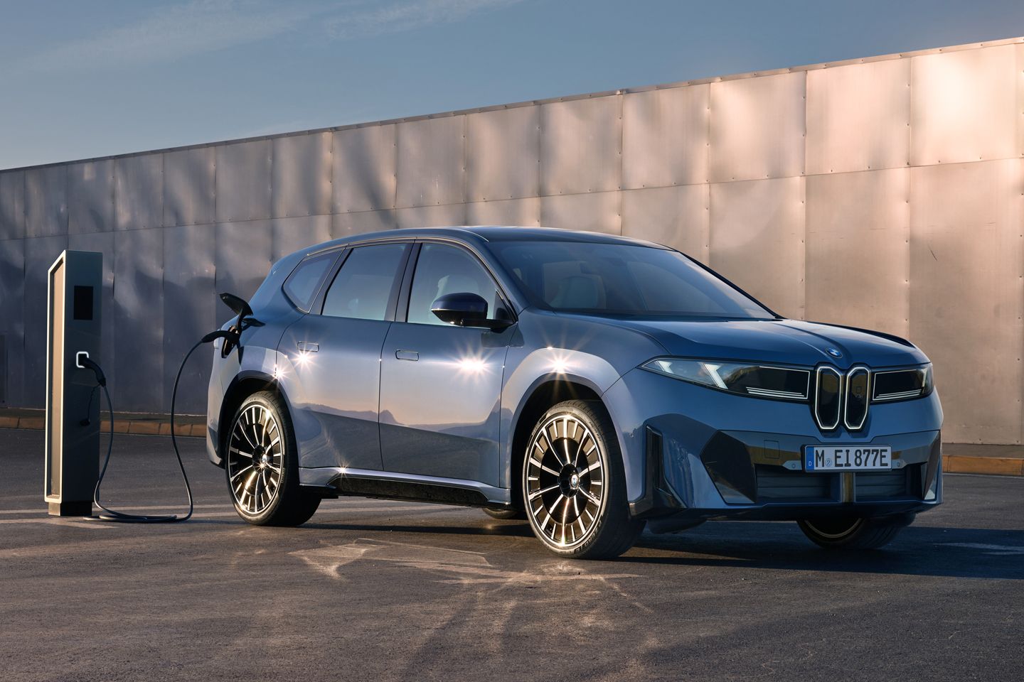 O iX3 básico é um BMW de 320 cv com tração traseira por menos