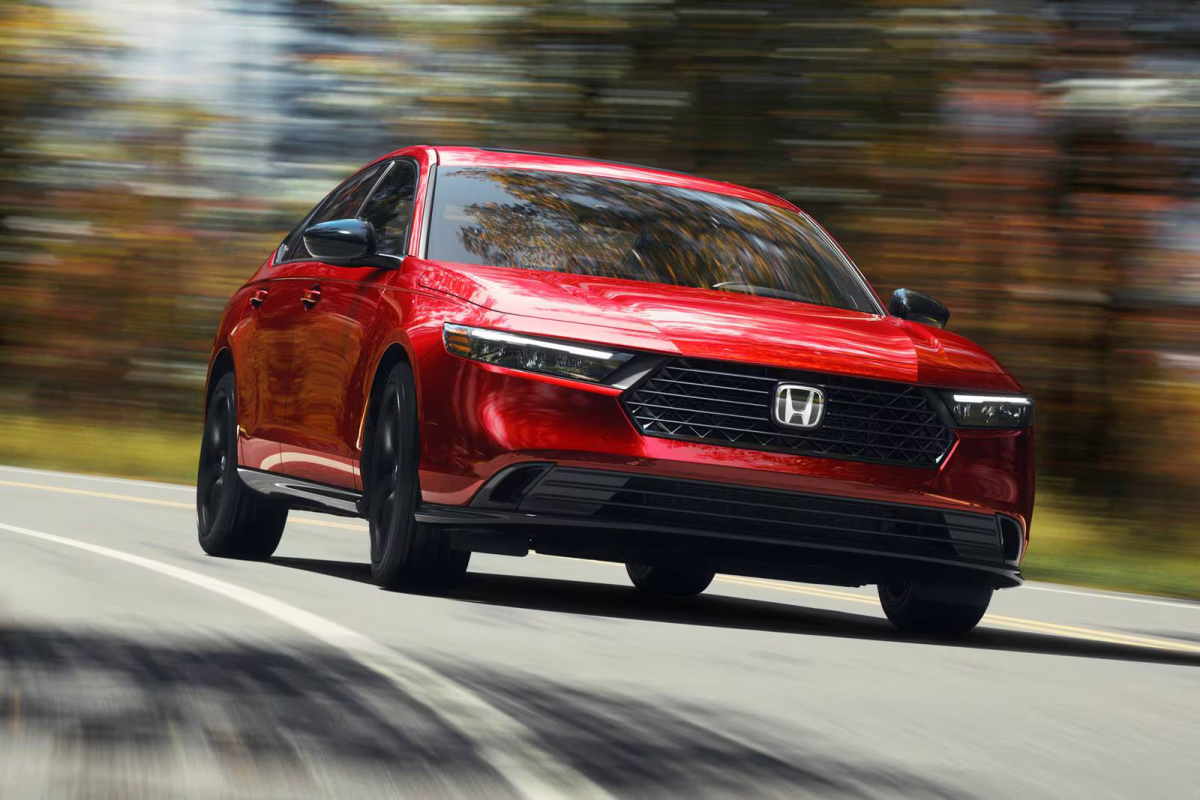 ASSISTIR: Toyota Camry vence Accord e Sonata em Hybrid Sedan Drag Race