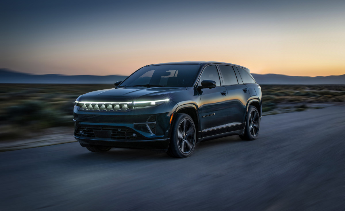 Dirigir atrás de um Jeep Wagoneer S pode não ser uma boa ideia no momento