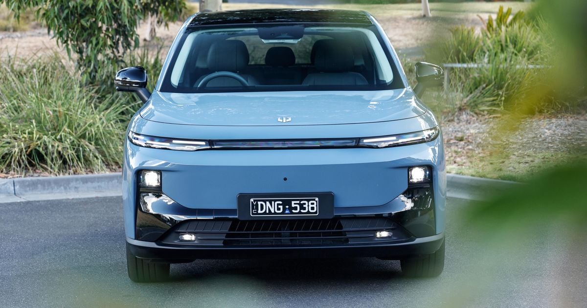 Qual é o melhor carro com baixo consumo de combustível abaixo de US$ 50.000?