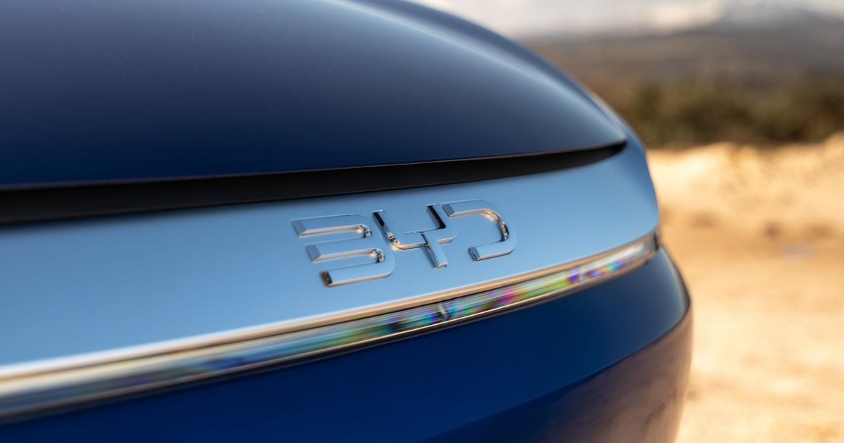 BYD relata a primeira queda anual no lucro à medida que a batalha EV atinge a ‘fase eliminatória’