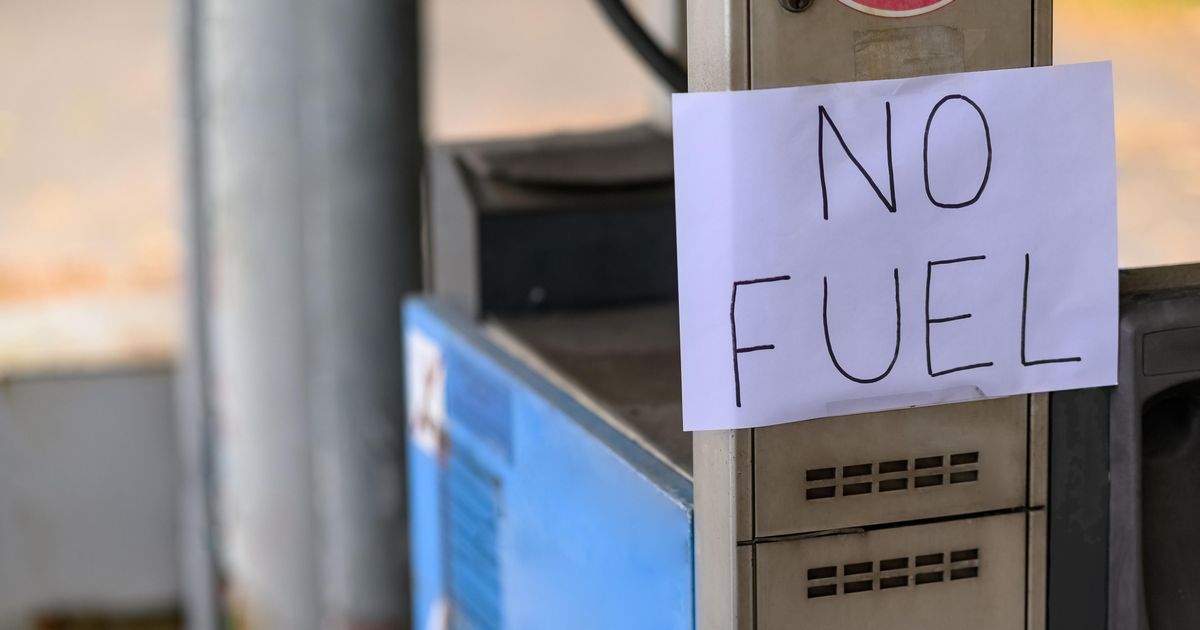 Mais de 500 estações de serviço em todo o país ficaram sem gasolina ou diesel enquanto os australianos entram em pânico comprando