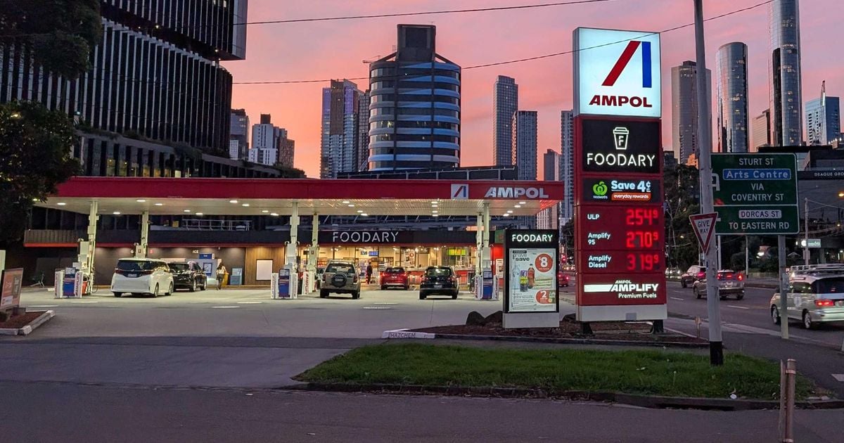 Corte do imposto de combustível pelo governo australiano à medida que os preços da gasolina e do diesel aumentam em meio à crise dos combustíveis