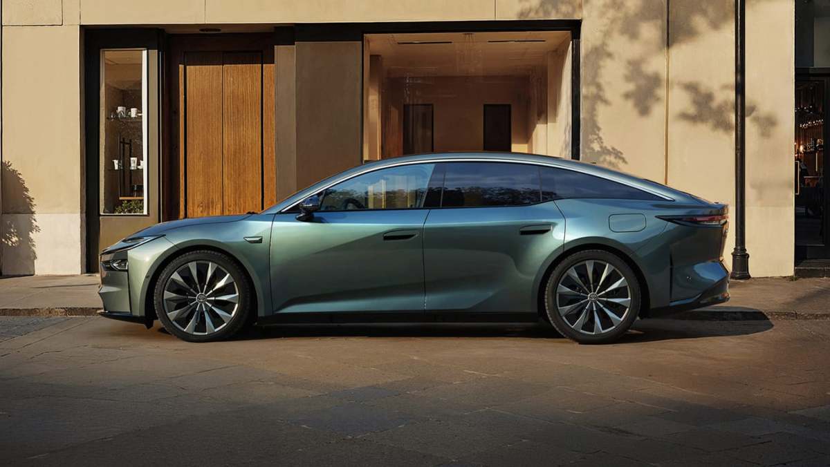 O novo sedã elétrico da Toyota é enorme, de alta tecnologia e mais barato que um Chevy Bolt