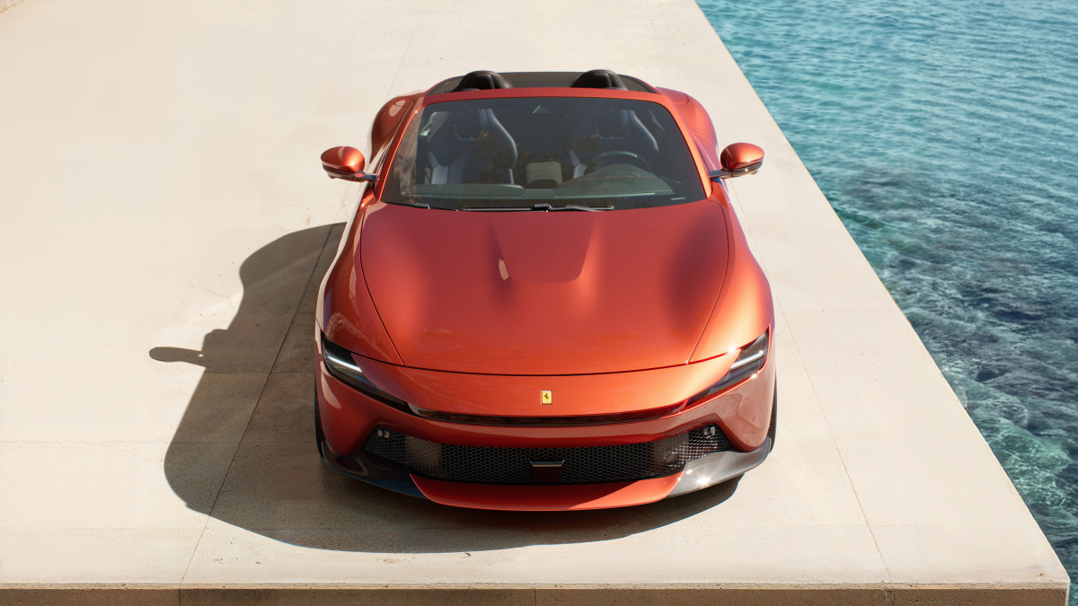 O novo Amalfi Spider da Ferrari traz 631 HP com a capota abaixada