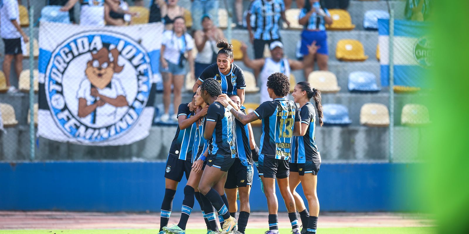 Grêmio supera Internacional por 2 a 1 no Brasileiro Feminino