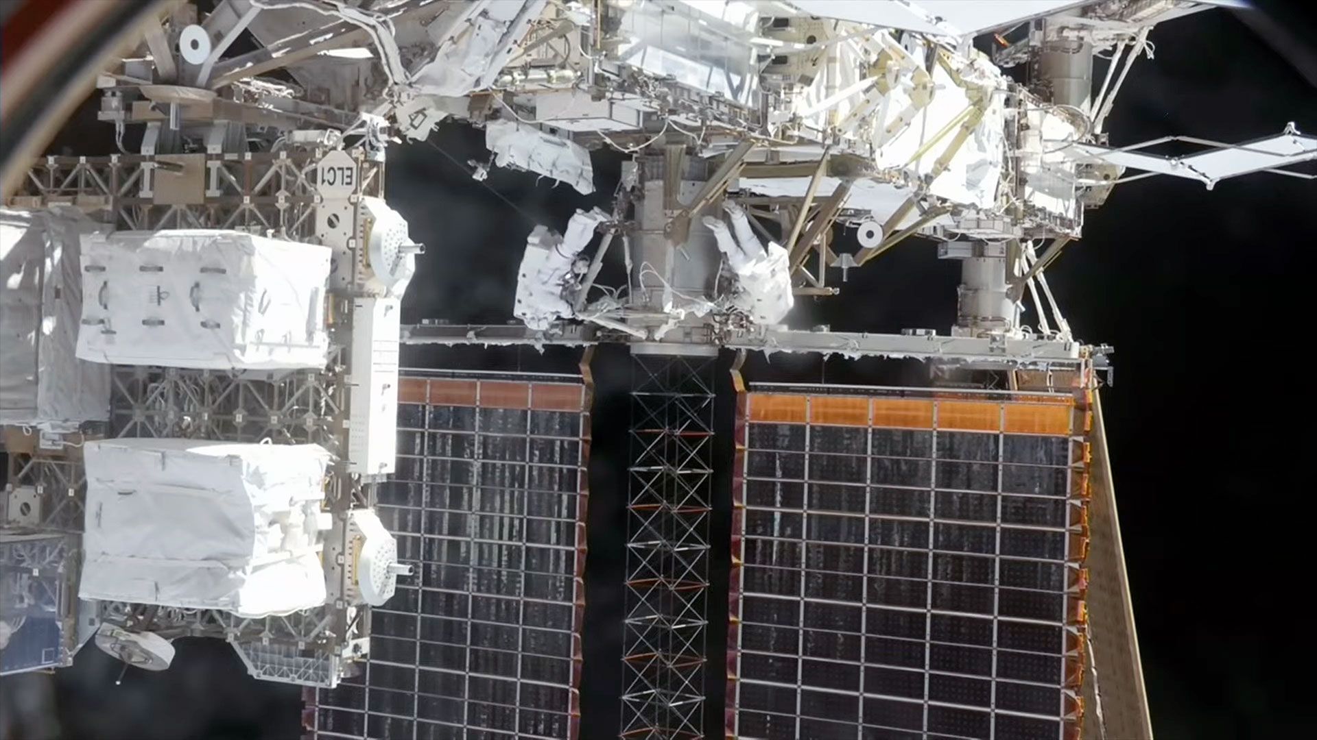 Astronautas completam preparação para novo painel solar da ISS na primeira caminhada espacial da NASA em 10 meses