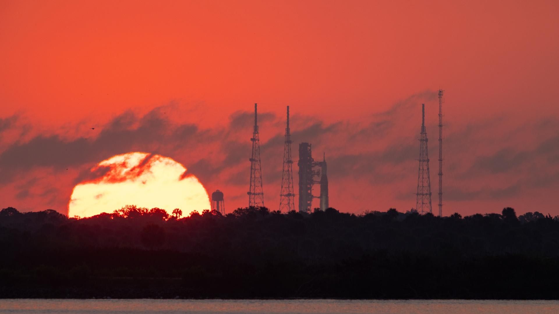 O sol nasce na foto da plataforma de lançamento do Artemis 2 do dia em 30 de março de 2026