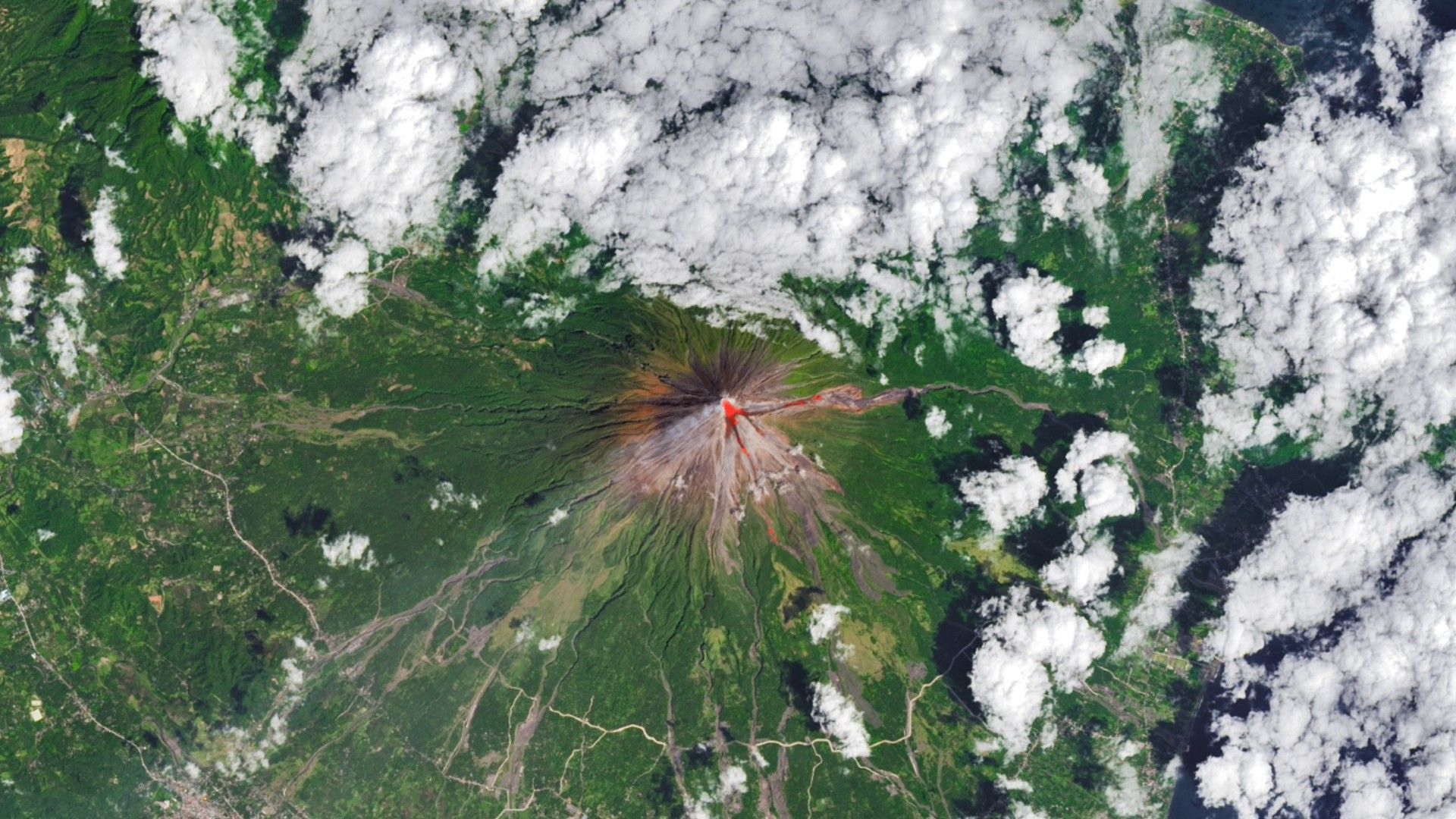 Satélite espia foto de vulcão em erupção do dia 13 de março de 2026