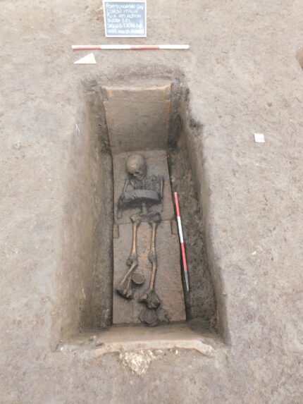 Encontrados sepulturas samnitas de crianças com cintos de guerreiro de bronze – The History Blog