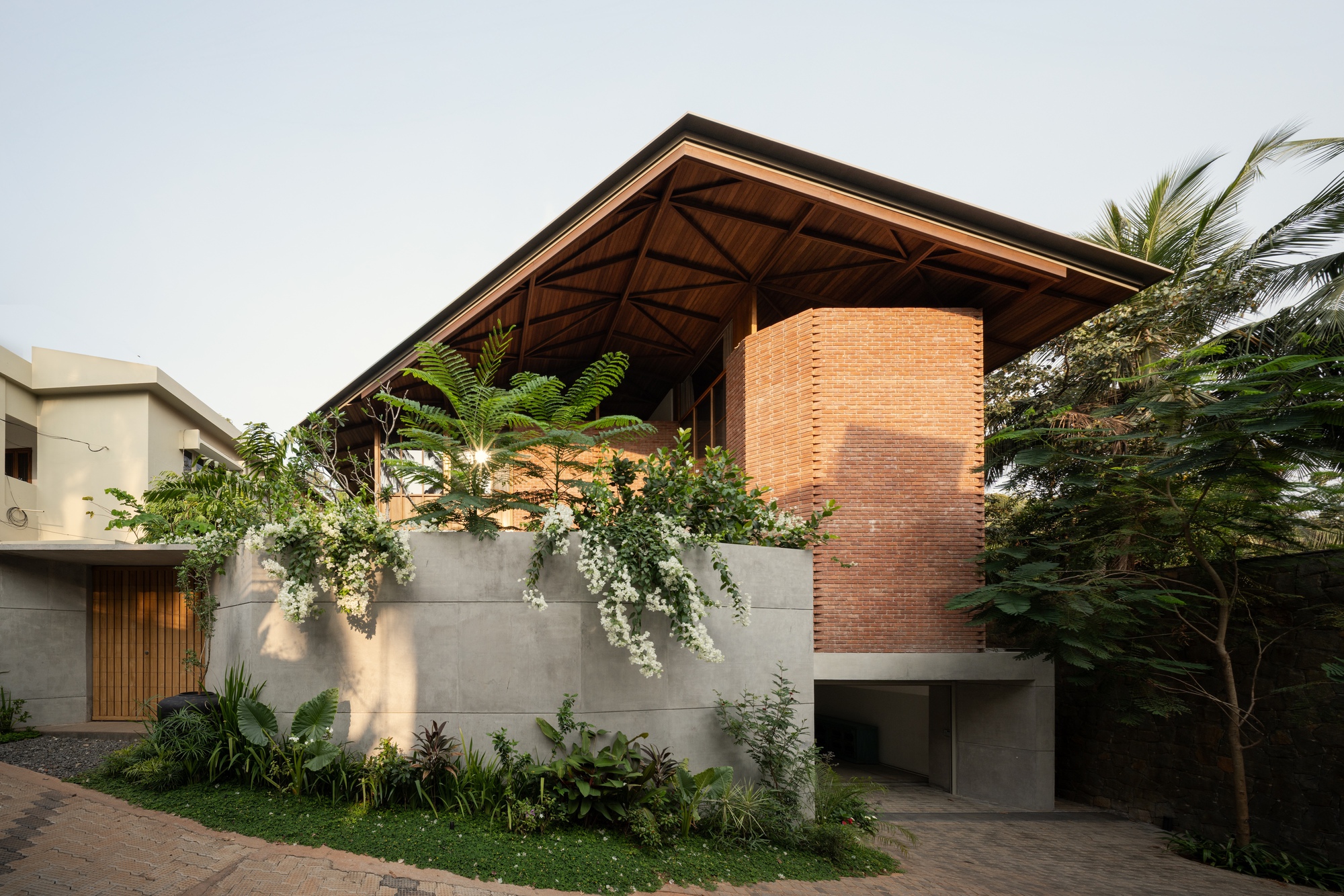 Casa Ananda / Paralelos de Pensamento
