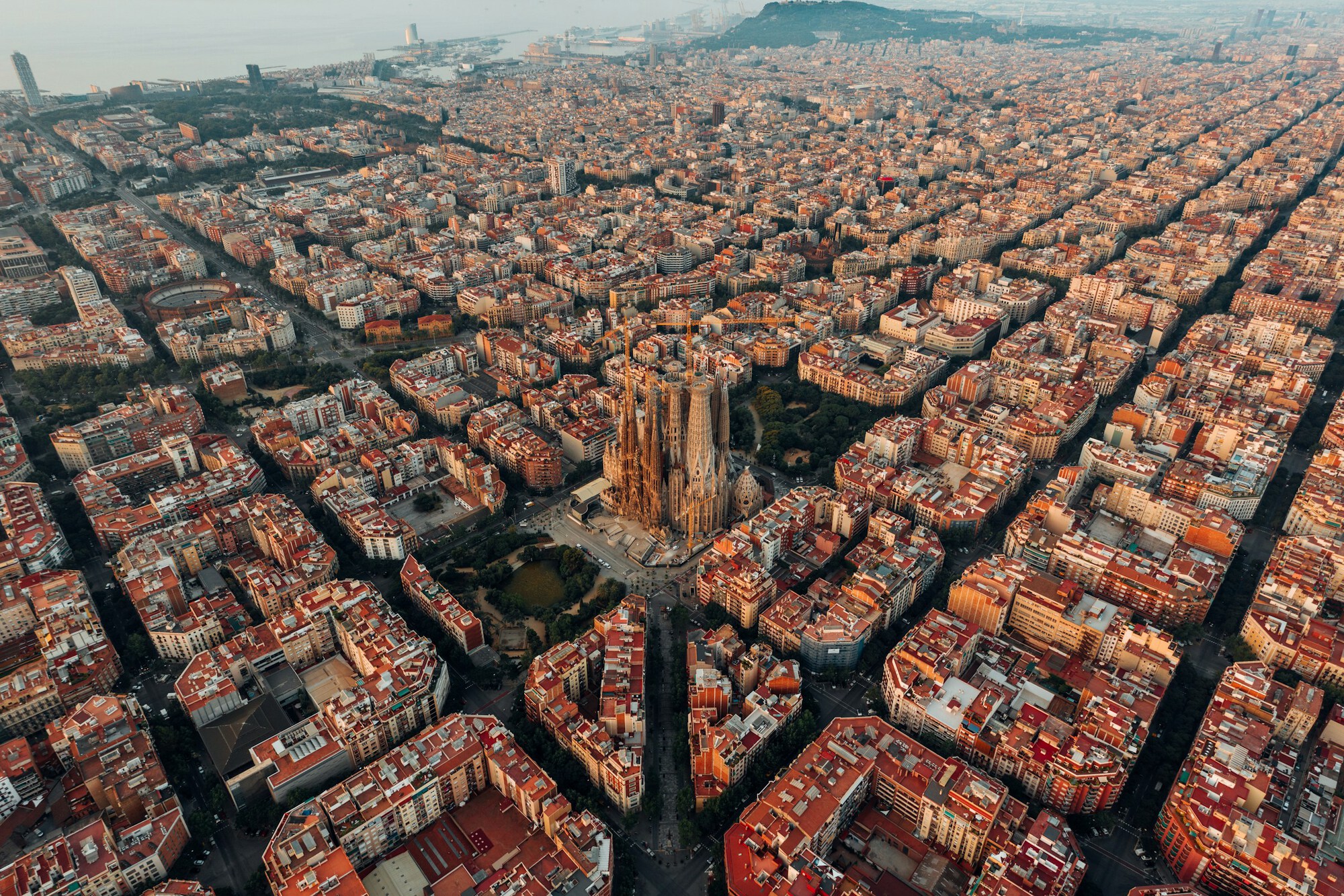 Guia da cidade arquitetônica de Barcelona: 30 edifícios e lugares de Gaudí até hoje