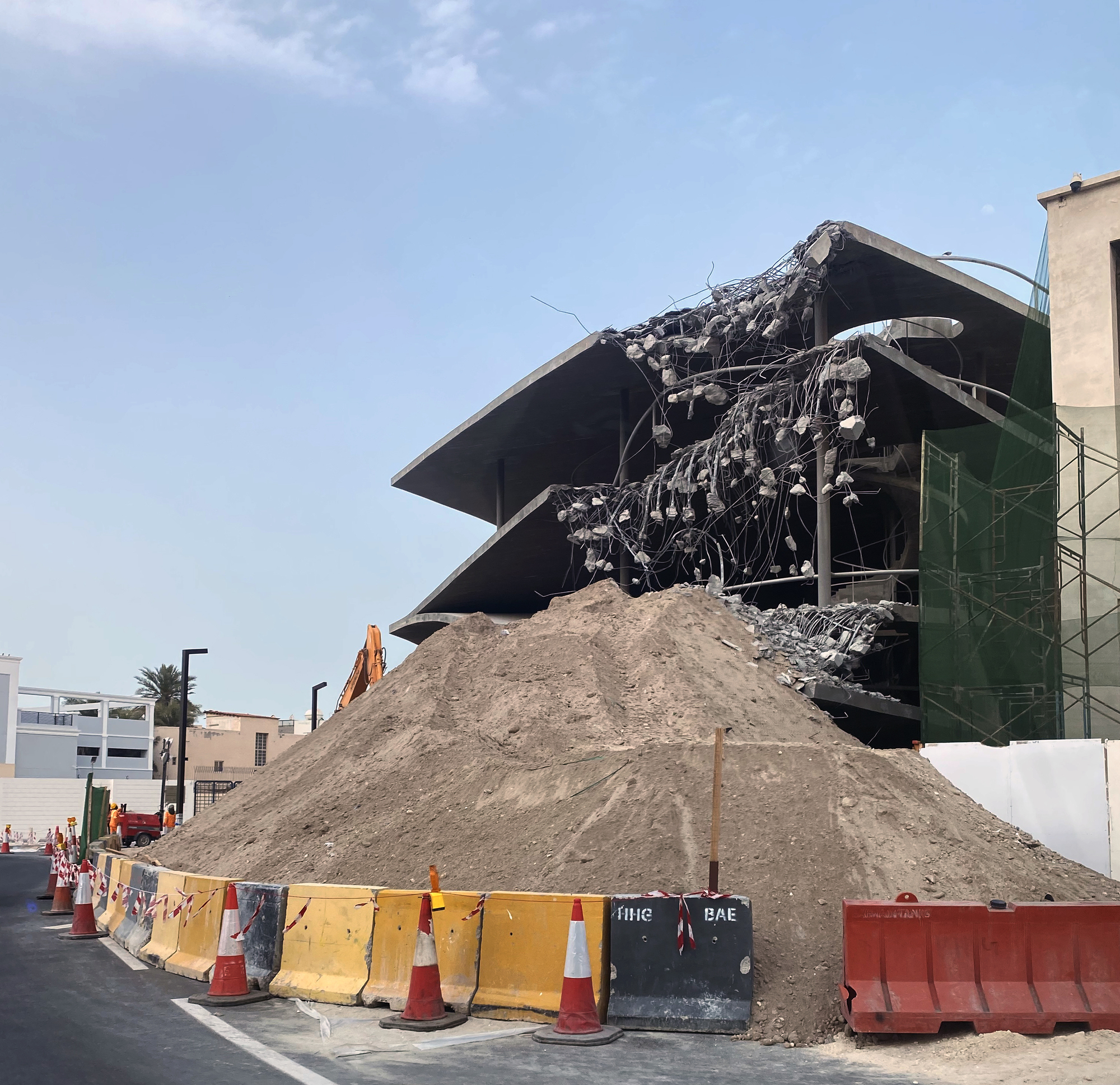 Parques de estacionamento Pearling Path de Christian Kerez sendo demolidos em Muharraq, Bahrein