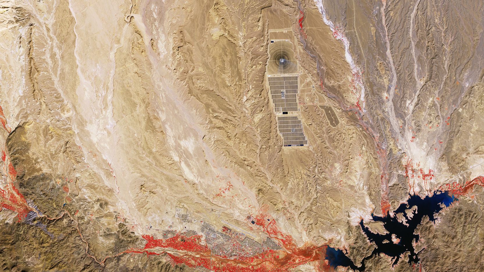 Enorme conjunto de energia solar visto da foto em órbita do dia 5 de março de 2026