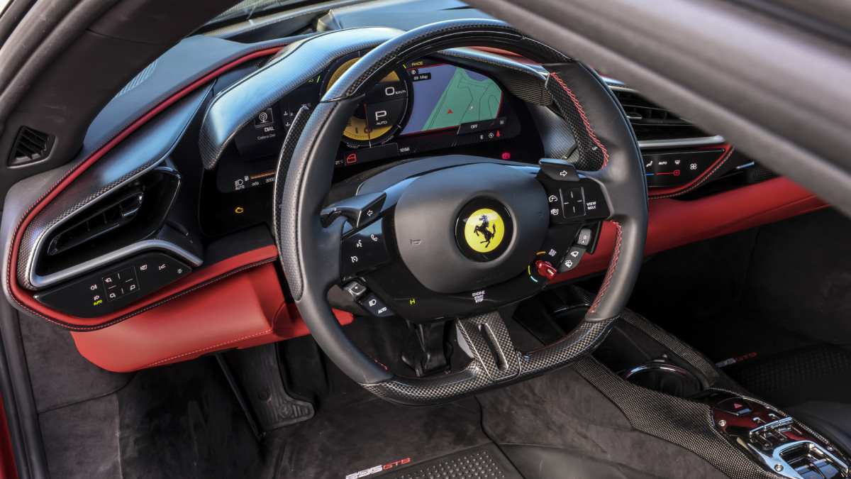 Ferrari Boss explica por que as telas sensíveis ao toque dominaram os carros – e por que os botões estão voltando