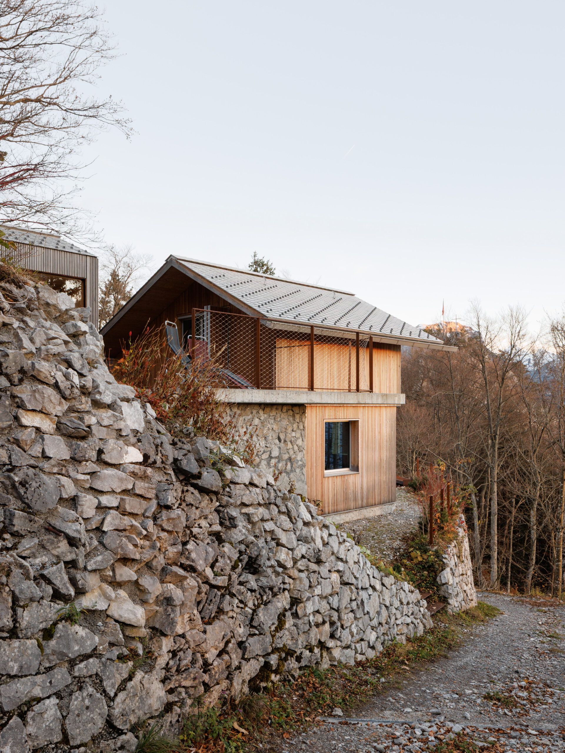 Reconstrução da cabine alpina suíça / arco Guča.