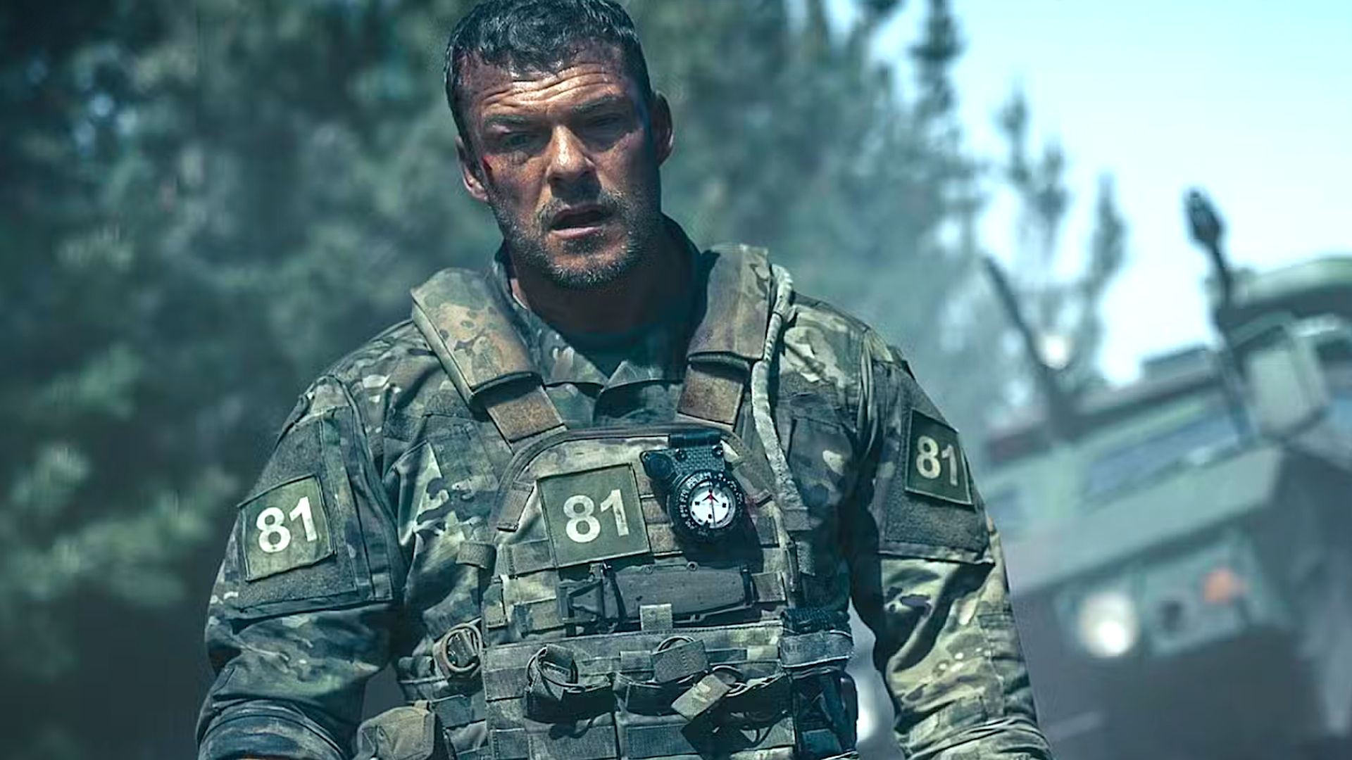 Alan Ritchson de ‘War Machine’ e o diretor Patrick Hughes explicam por que filmaram o filme de ação ‘como um filme de terror’ (entrevista)