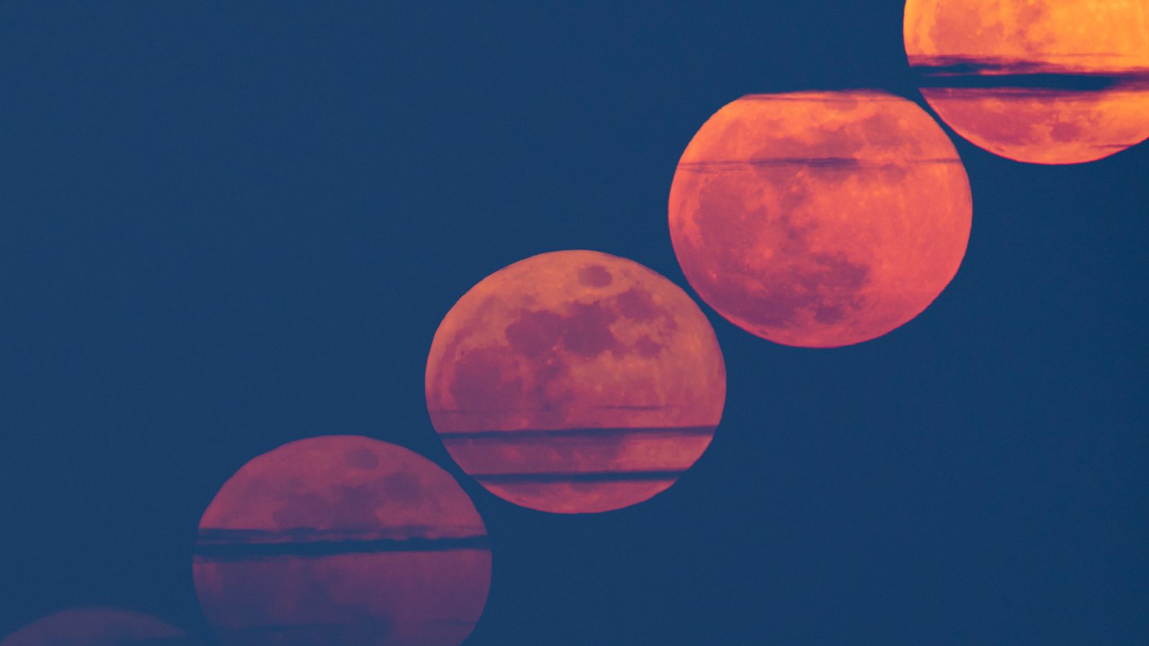 A lua cheia de março brilha em vermelho através da poeira do Saara em uma estranha visão composta