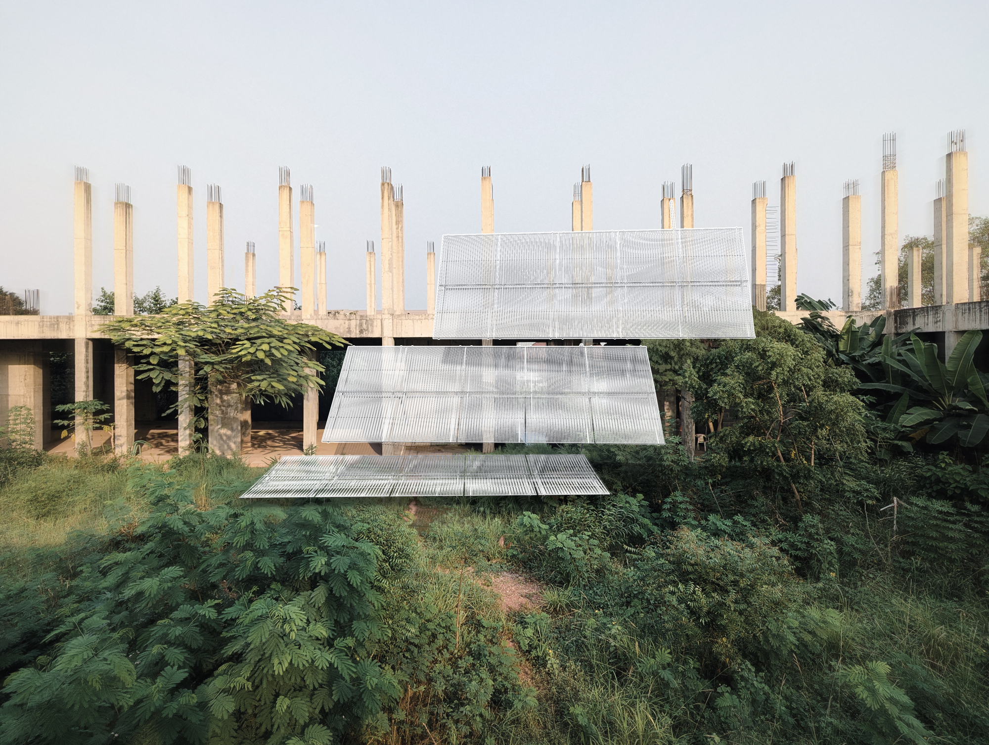 Instalação modular reimagina estruturas inacabadas no Museu Limbo em Accra, Gana