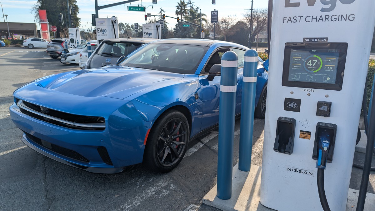 Proprietários de veículos elétricos poderão em breve pagar US$ 250 por ano para usar as estradas dos EUA