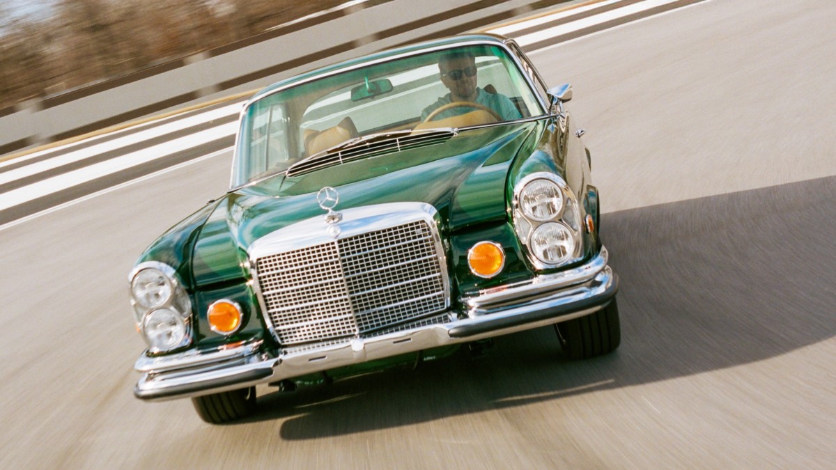 Este clássico Mercedes 280 SE esconde um AMG V8 de 640 HP