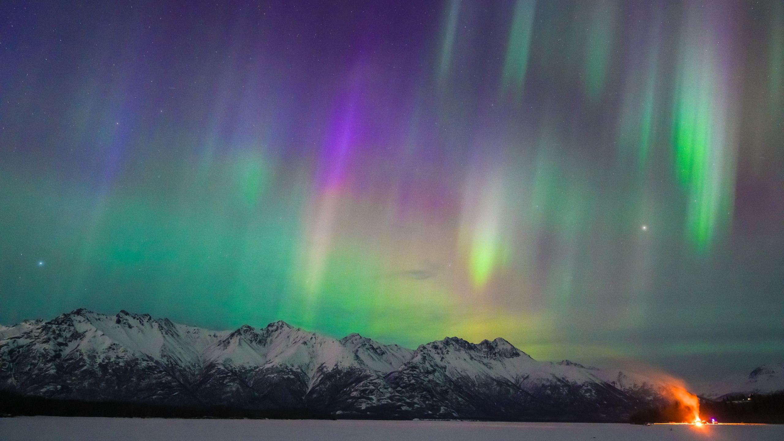 A aurora boreal deslumbra em todo o mundo enquanto a forte tempestade geomagnética G3 provoca um espetáculo impressionante (fotos)