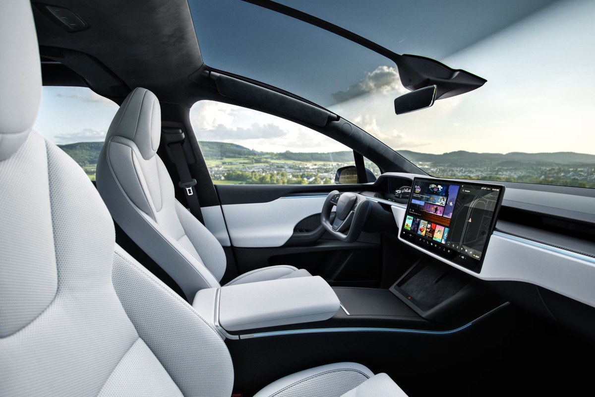 Tesla Model X prende mulher grávida contra a parede da garagem, ações judiciais