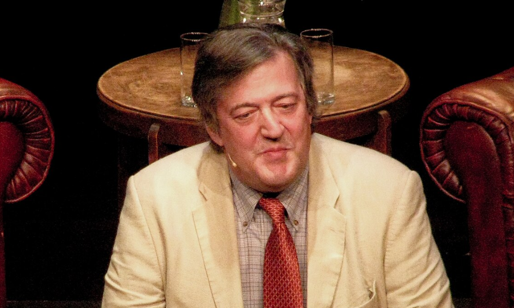O processo de £ 100 mil de Stephen Fry após queda no palco de terror desencadeia confronto de seguros de eventos