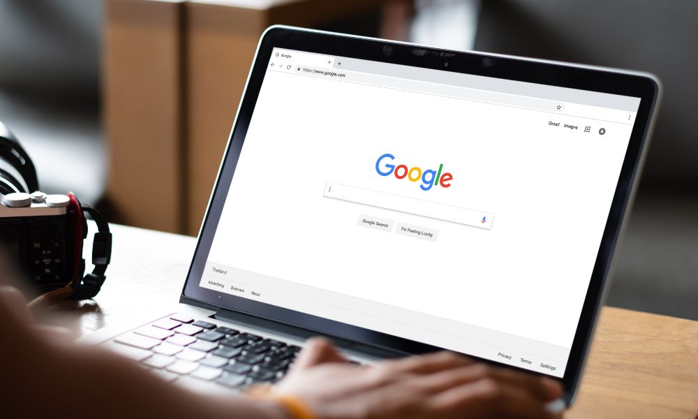 Agência acusa EverQuote de sequestrar seu nome em anúncios do Google