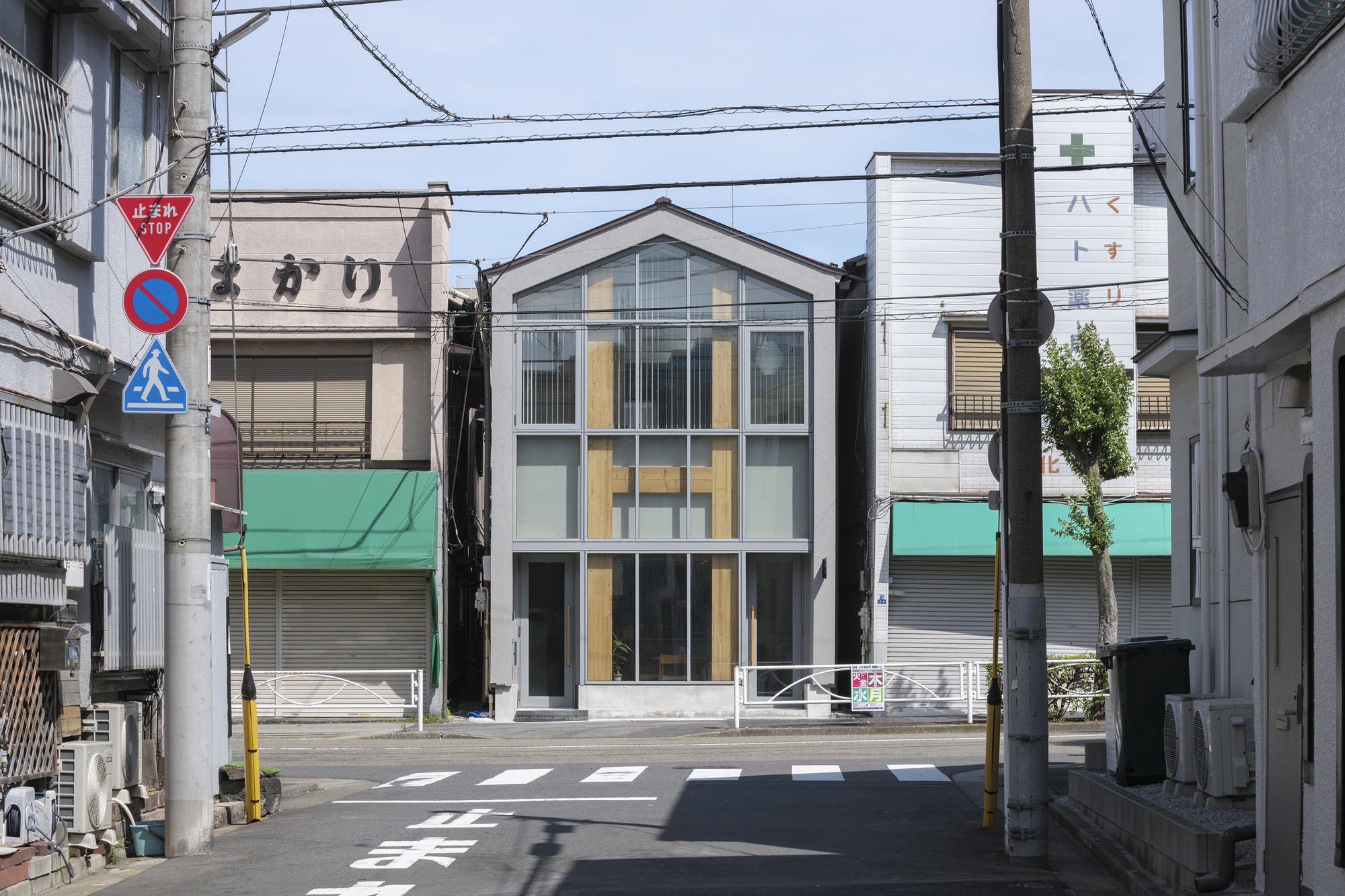 Uma Casa, Residente e Serviço de Entrega de Leite / Laboratório de Arquitetura Meguro