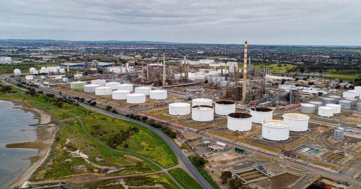 Crise de combustível esquenta quando uma das duas refinarias de petróleo da Austrália pega fogo