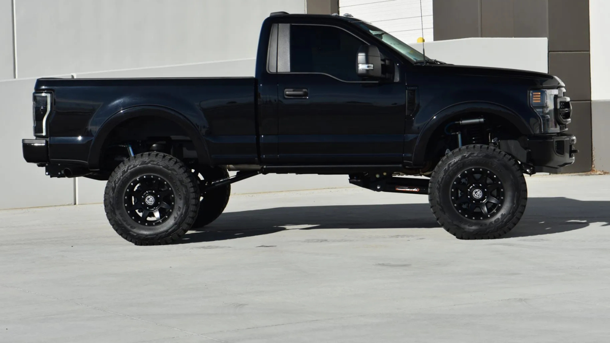 Este Godzilla V8 Ford F-350 abreviado mostra por que maior nem sempre é melhor