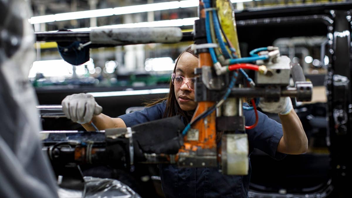 A Ford está construindo mais carros do que nunca nos EUA, mas ainda perdendo bilhões