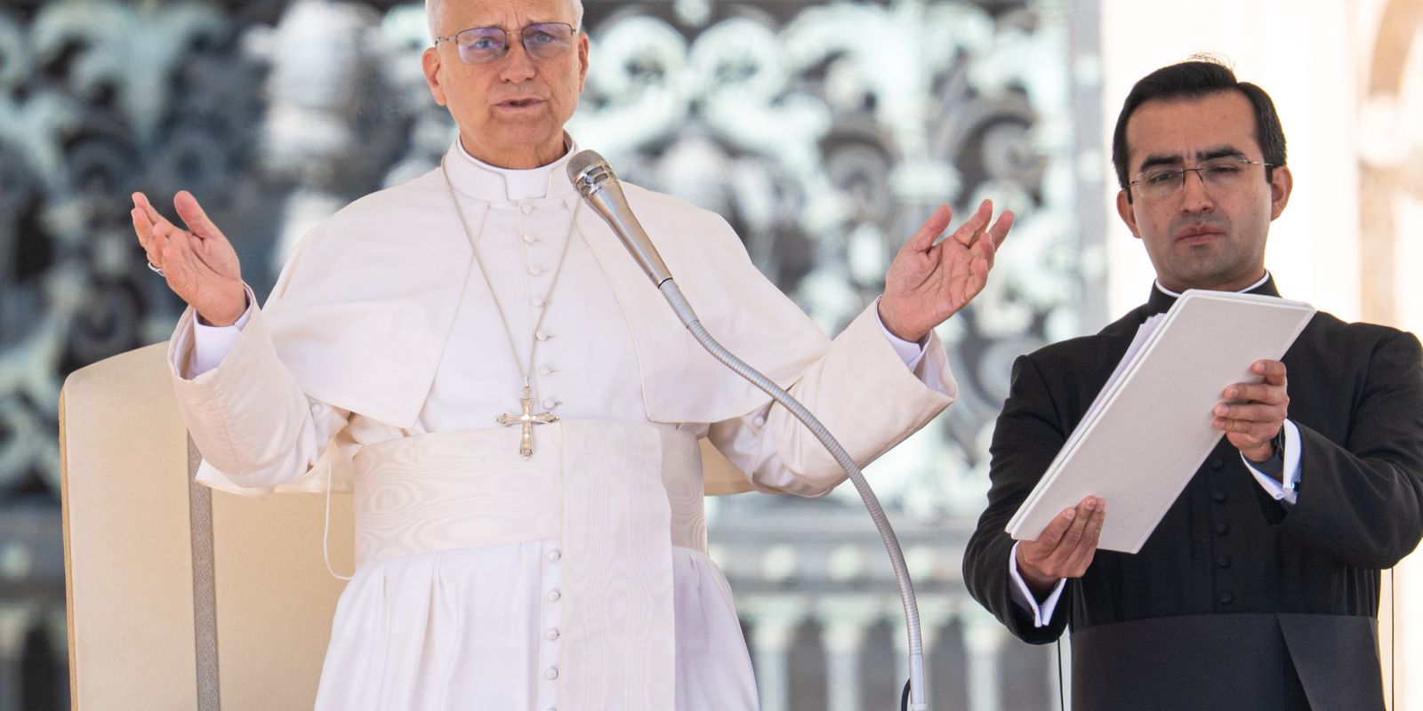 Papa pede fim da guerra, enquanto EUA e Irã negociam paz