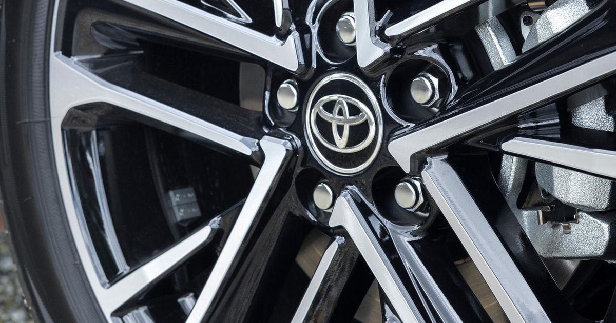 Toyota registra recorde de vendas globais em meio a tarifas dos EUA e concorrência chinesa