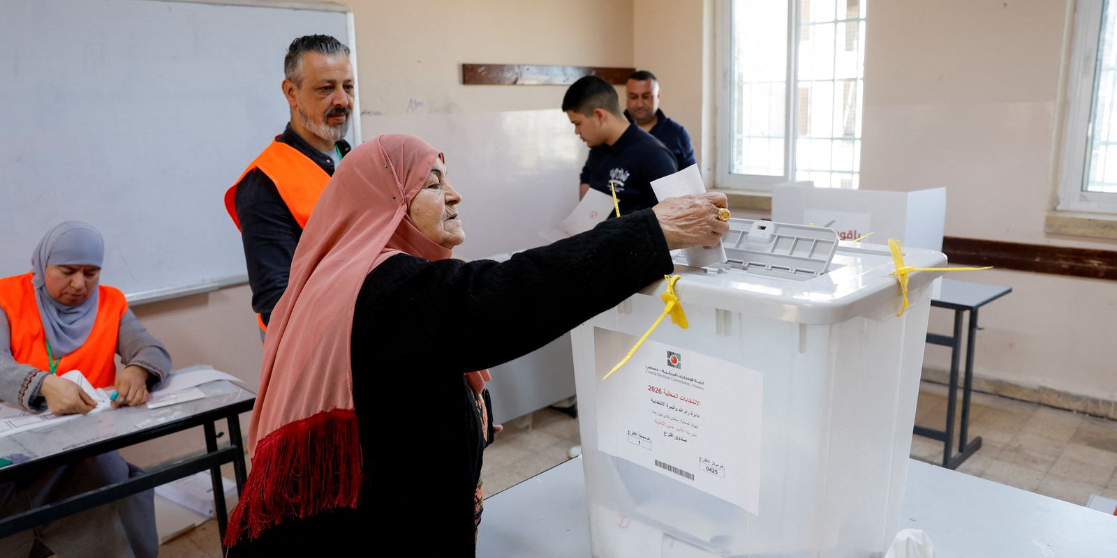 Palestinos vão às urnas em eleições municipais