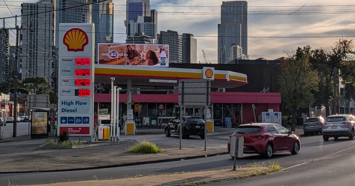 O imposto sobre os combustíveis foi reduzido, então porque é que os preços da gasolina e do gasóleo não são mais baratos?