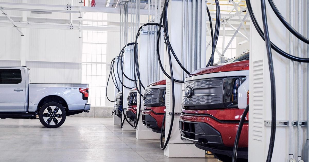 Tesla e o veterano da Apple Doug Field deixando a Ford em meio a uma mudança no EV