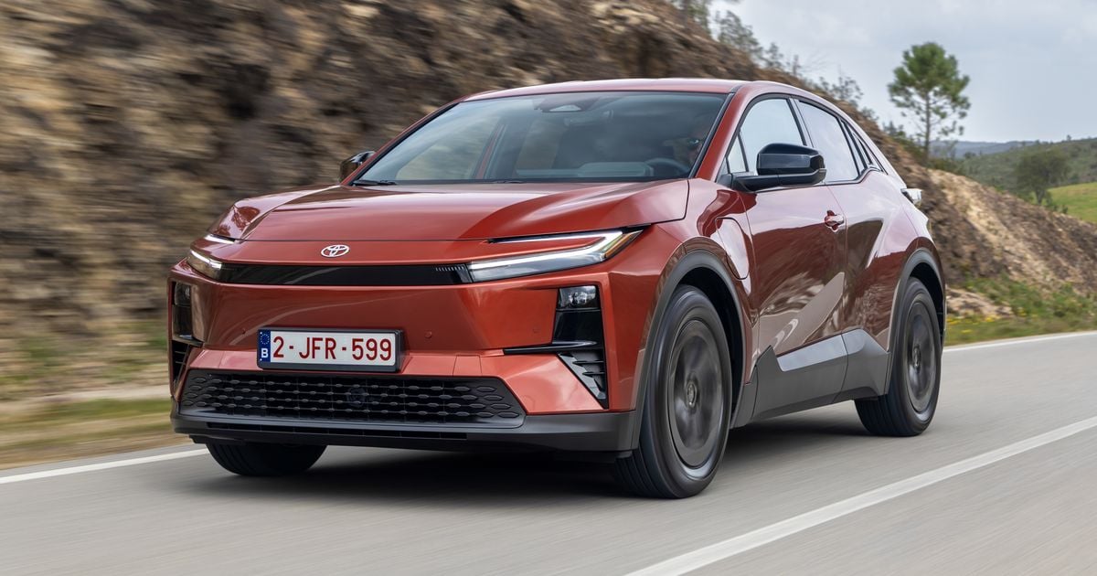 Revisão do Toyota C-HR + 2026: direção rápida