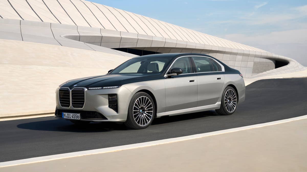 A nova série 7 da BMW é pintada à mão e vem com telas que você realmente deseja