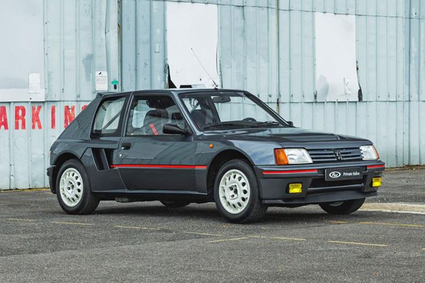 Meu Deus! Há um Peugeot 205 T16 à venda