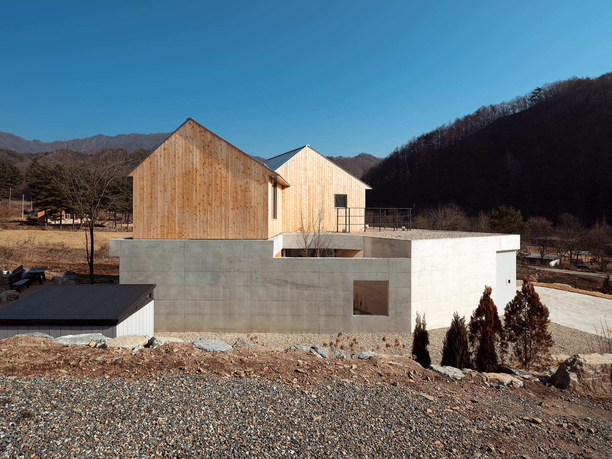Dois volumes de empena, uma paisagem / BRBB Architects