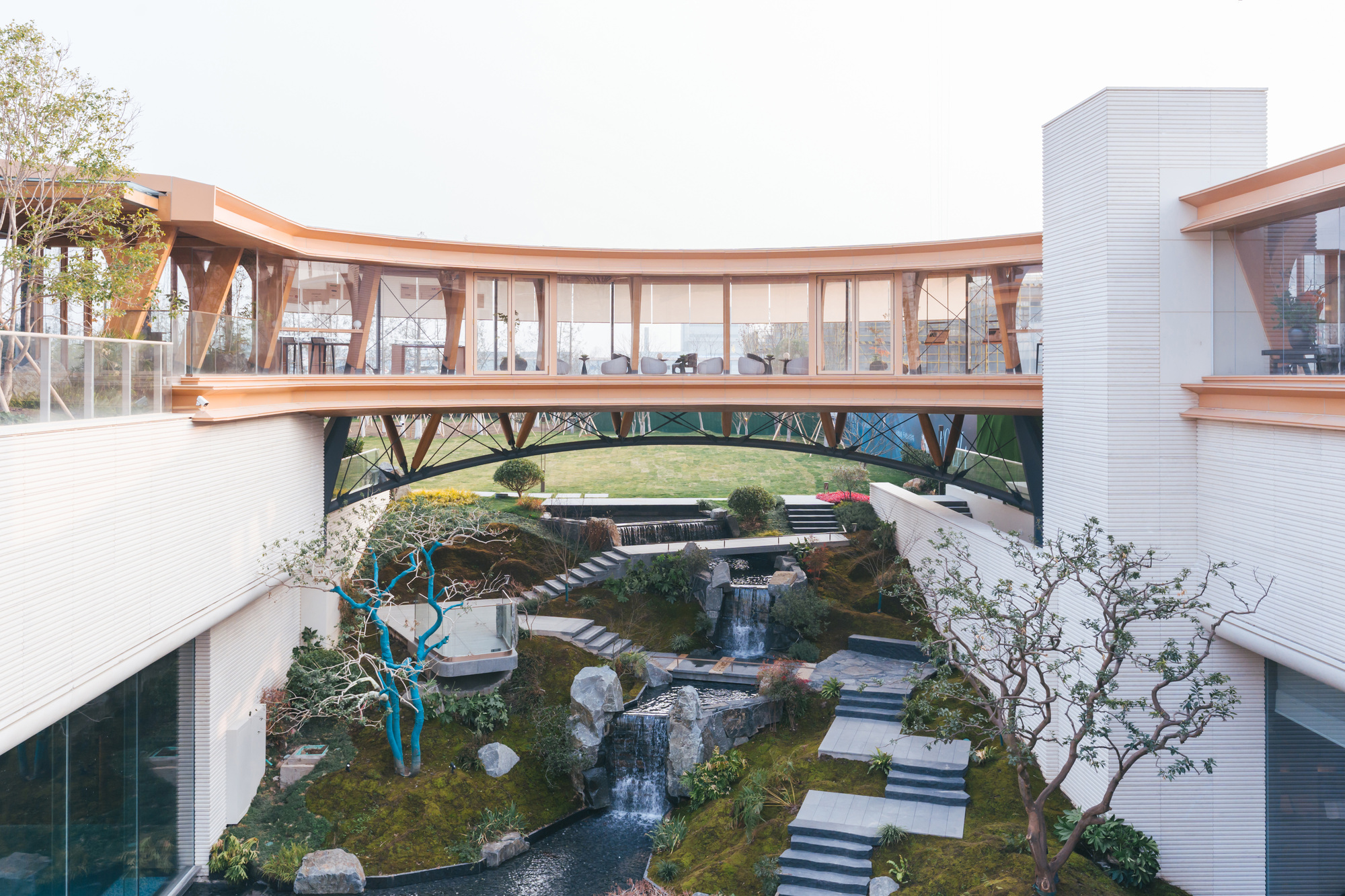 Ponte pedonal com estrutura de madeira do Jardim Yitaiyipin / GREEN ARCHITECTS + gad