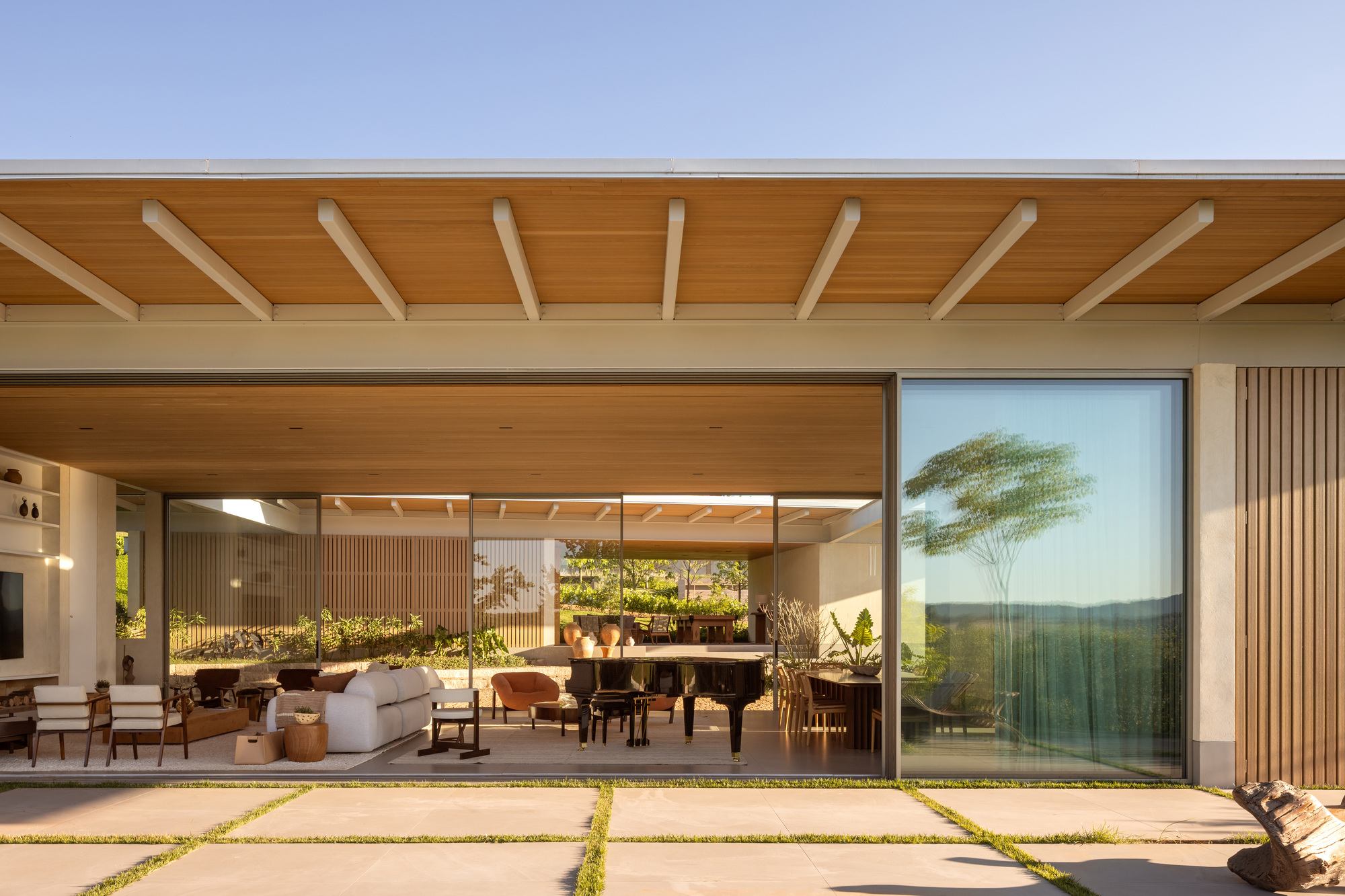 JL Residence / Kiko Castello Branco Arquitetura + Lucas Cunha