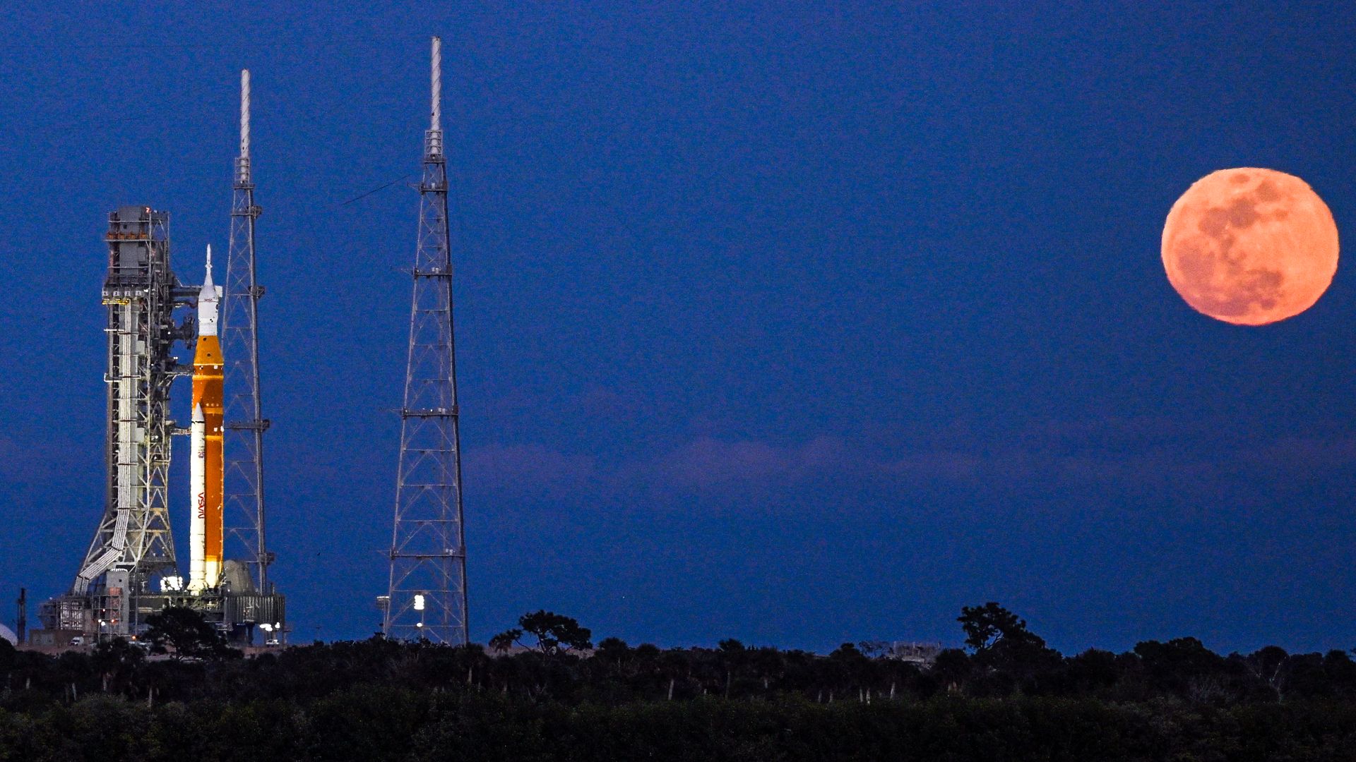A ‘Lua Rosa’ cheia de abril surge esta noite – assim como a NASA prepara sua missão lunar Artemis 2