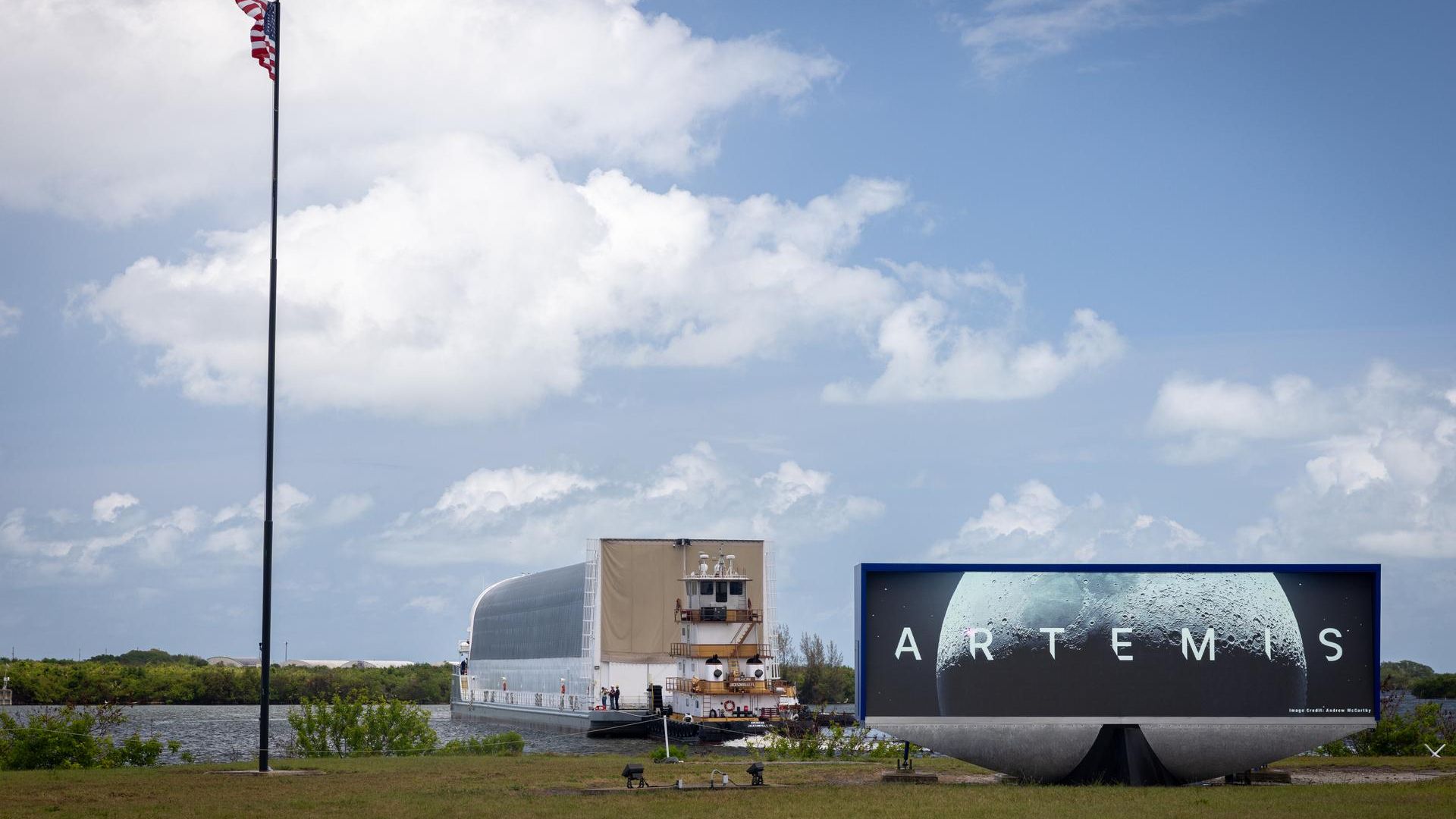 O estágio central do foguete Artemis 3 SLS chega à Flórida para lançamento em 2027 (foto)