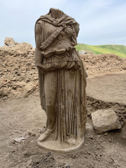 Estátua única de Atenas encontrada no antigo teatro de Laodicéia – The History Blog