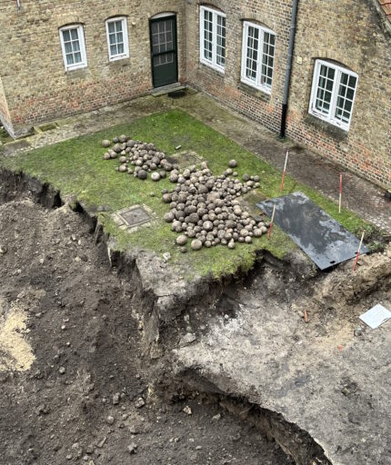 Depósito de balas de canhão medievais encontrado na Bélgica – The History Blog